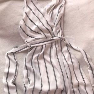 cute and stylish v-neck jumpsuit!❣️